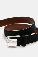 Veneta Cinture Gürtel schwarz aus geschmeidigem Veloursleder, leichter Farbverlauf, Dornschließe aus Messing, Durchzugschlaufe, 3,5 cm breit, Made in Italy, Nahaufnahme von oben.