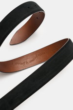 Veneta Cinture Gürtel schwarz aus geschmeidigem Veloursleder mit leichtem Farbverlauf, Dornschließe aus Messing, Durchzugschlaufe, Breite 3,5 cm, Made in Italy, Nahaufnahme von oben.