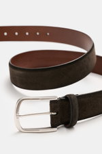 Veneta Cinture Gürtel dunkelbraun aus geschmeidigem Veloursleder mit leichtem Farbverlauf, Dornschließe aus Messing, eine Durchzugschlaufe, Breite 3,5 cm, Made in Italy, Nahaufnahme seitlich.