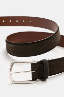 Veneta Cinture Gürtel dunkelbraun aus geschmeidigem Veloursleder mit leichtem Farbverlauf, Dornschließe aus Messing, eine Durchzugschlaufe, Breite 3,5 cm, Made in Italy, Nahaufnahme seitlich.