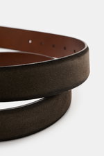 Veneta Cinture Gürtel dunkelbraun aus geschmeidigem Veloursleder mit leichtem Farbverlauf, Dornschließe Messing, Durchzugschlaufe, 3,5 cm breit, Made in Italy, Nahaufnahme seitlich.