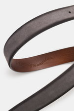 Veneta Cinture Gürtel grau aus geschmeidigem Veloursleder mit leichtem Farbverlauf, Dornschließe aus Messing, Durchzugschlaufe, 3,5 cm breit, Made in Italy, Nahaufnahme von oben.
