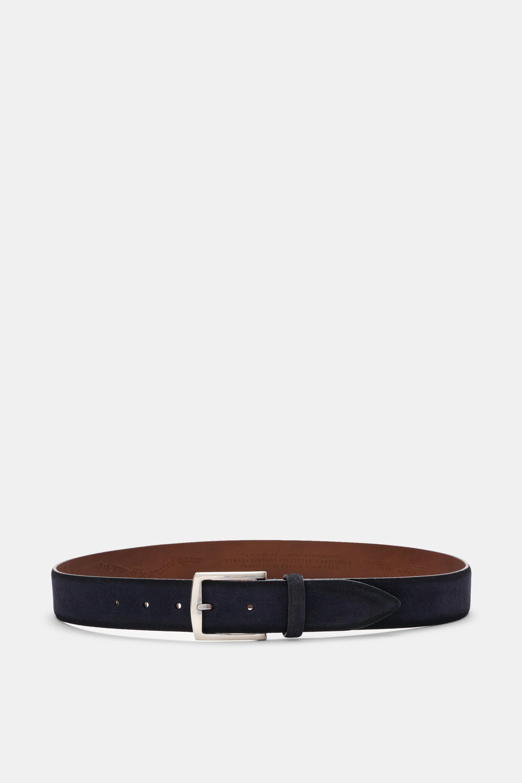 Veneta Cinture Gürtel navy aus geschmeidigem Veloursleder mit leichtem Farbverlauf, silberfarbener Dornschließe, Durchzugschlaufe, 3,5 cm breit, Made in Italy, frontal fotografiert.