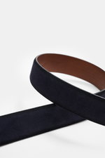 Front close-up view of the Veneta Cinture Belt navy made in Italy, featuring soft suede leather, light color gradient, silver-colored pin buckle, one loop, width 3.5 cm.