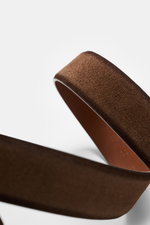Veneta Cinture Gürtel braun aus geschmeidigem Veloursleder mit leichtem Farbverlauf, silberfarbener Dornschließe, Durchzugschlaufe, 3,5 cm breit, Made in Italy, schräg von oben fotografiert.