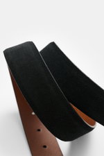 Veneta Cinture Gürtel schwarz aus geschmeidigem Veloursleder mit leichtem Farbverlauf, silberfarbener Dornschließe, Durchzugschlaufe, 3,5 cm breit, Made in Italy, Nahaufnahme von oben.