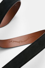 Veneta Cinture Gürtel schwarz aus geschmeidigem Veloursleder mit leichtem Farbverlauf, silberfarbener Dornschließe, einer Durchzugschlaufe, Breite 3,5 cm, Made in Italy, Nahaufnahme von oben.