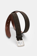 Veneta Cinture Gürtel dunkelbraun aus geschmeidigem Veloursleder mit leichtem Farbverlauf, silberfarbener Dornschließe, einer Durchzugschlaufe, 3,5 cm breit, Made in Italy, schräg von oben fotografiert.