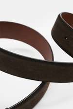 Veneta Cinture Gürtel dunkelbraun aus geschmeidigem Veloursleder mit leichtem Farbverlauf, silberfarbener Dornschließe, einer Durchzugschlaufe, 3,5 cm breit, Made in Italy, Nahaufnahme von oben.