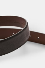 Veneta Cinture Gürtel grau aus geschmeidigem Veloursleder mit leichtem Farbverlauf, silberfarbener Dornschließe, Durchzugschlaufe, Breite 3,5 cm, Made in Italy, Nahaufnahme seitlich.