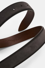 Veneta Cinture Gürtel grau in Nahaufnahme von schräg oben, geschmeidiges Veloursleder, leichter Farbverlauf, silberfarbene Dornschließe, eine Durchzugschlaufe, 3,5 cm breit, Made in Italy.