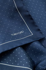Tom Ford Silk pocket square grey-blue/white, with polka dots, photographed close-up from an angled top view, showing pure silk, smooth feel, rolled edges, small TOM FORD print, made in Italy, dimensions approx. 39 cm x 39 cm.