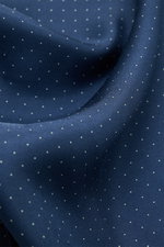 Tom Ford Silk pocket square grey-blue/white, with polka dots, photographed close-up from above showing smooth pure silk feel, rolled edges, small TOM FORD print, made in Italy, approx. 39 cm x 39 cm.