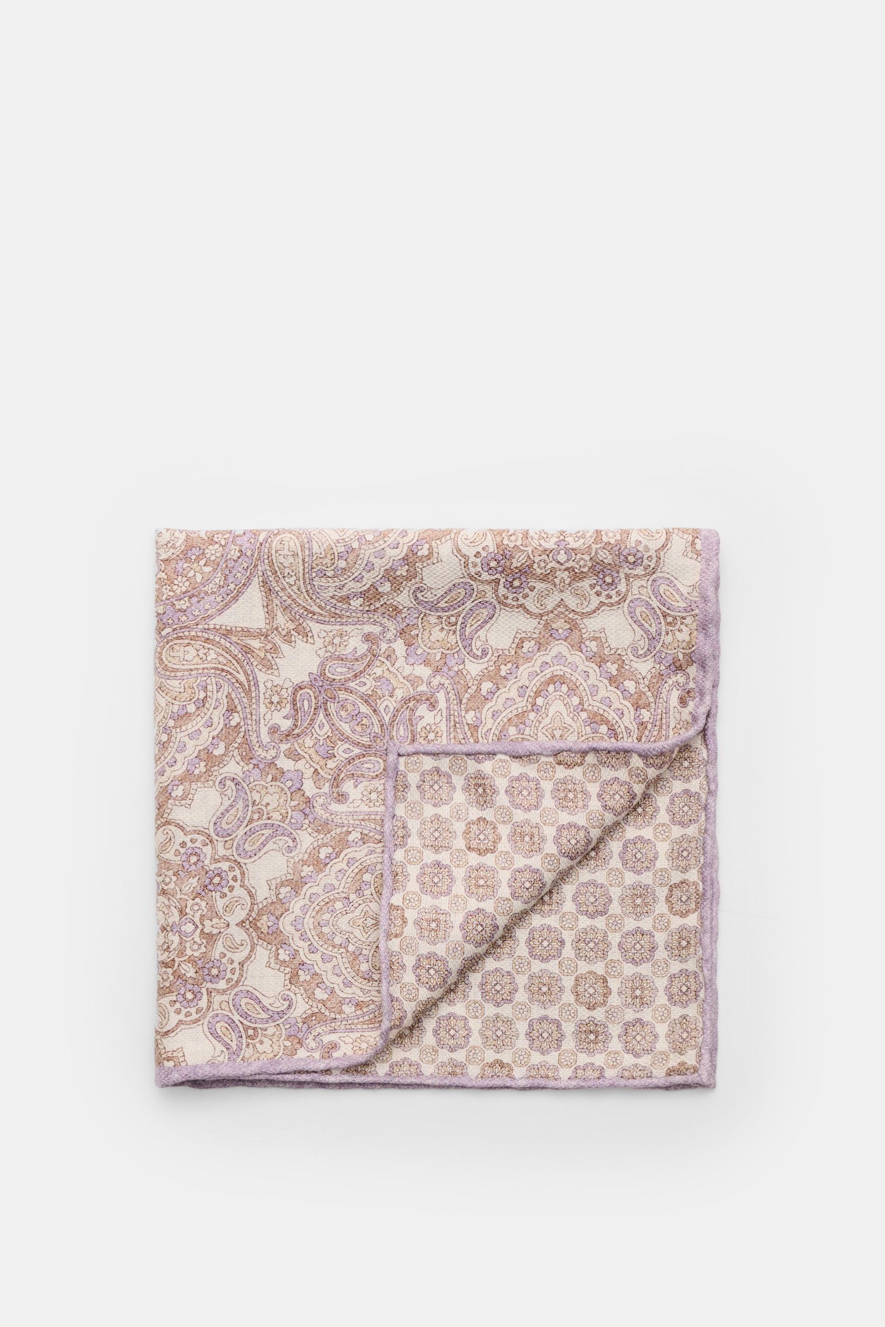 Brunello Cucinelli Seiden-Einstecktuch hellbraun/sand/flieder gemustert, reine Seide, Vorderseite Paisley, Rückseite Blüten, handrollierte Kanten, ca. 35x35 cm, Made in Italy, Aufnahme von oben.