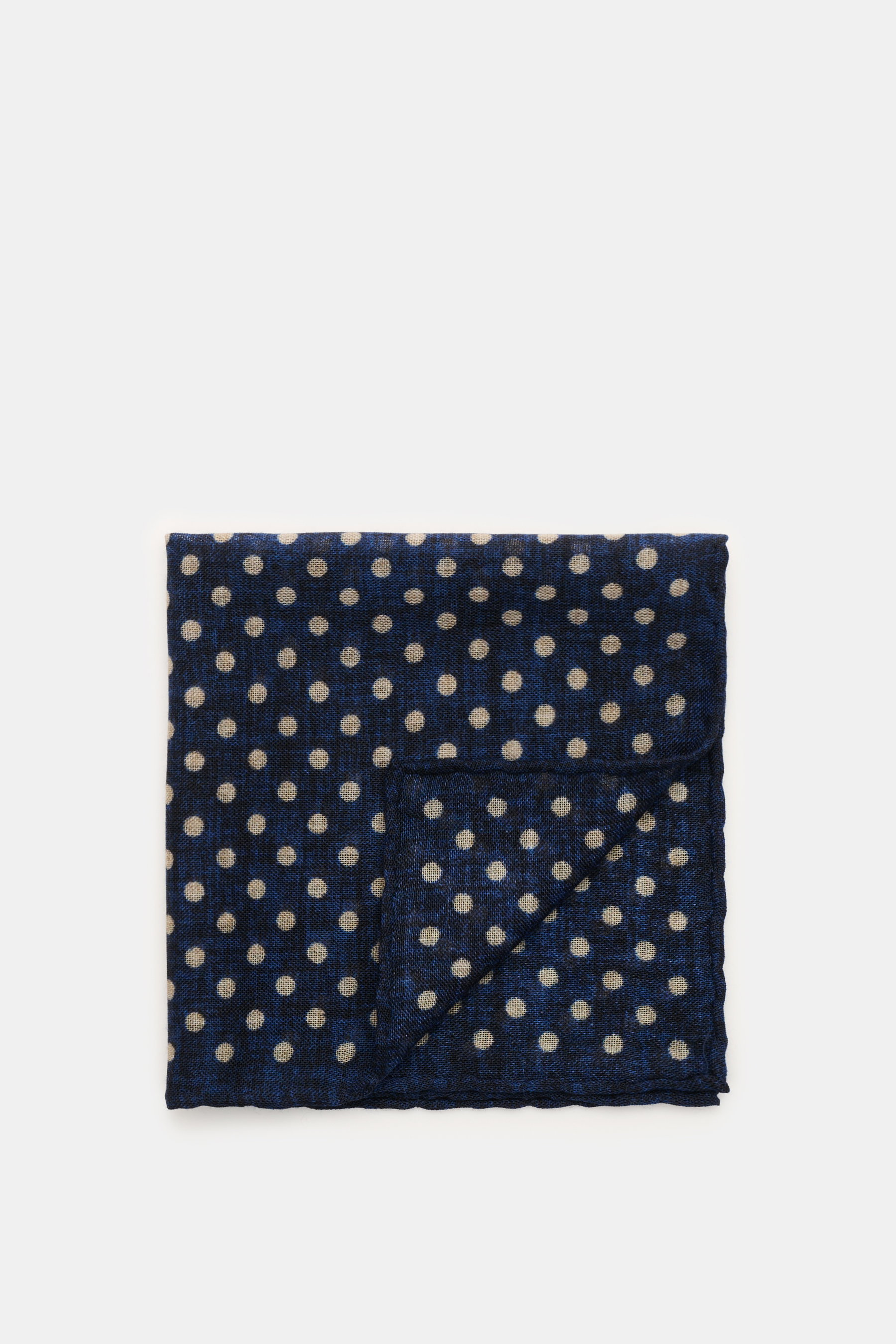 Rosi Collection Einstecktuch navy/beige gepunktet, reine Wolle, weicher Griff, grafisches Punktmuster, handrollierte Kanten, Made in Italy, ca. 29x29 cm, von oben fotografiert.