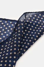 Rosi Collection Pocket square navy/beige dotted shown close-up from an angled top view, pure wool, soft feel, graphic polka dot pattern, hand-rolled edges, made in Italy, dimensions approx. 29 cm x 29 cm.