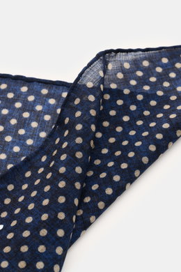 Rosi Collection Pocket square navy/beige dotted shown close-up from an angled top view, pure wool, soft feel, graphic polka dot pattern, hand-rolled edges, made in Italy, dimensions approx. 29 cm x 29 cm.