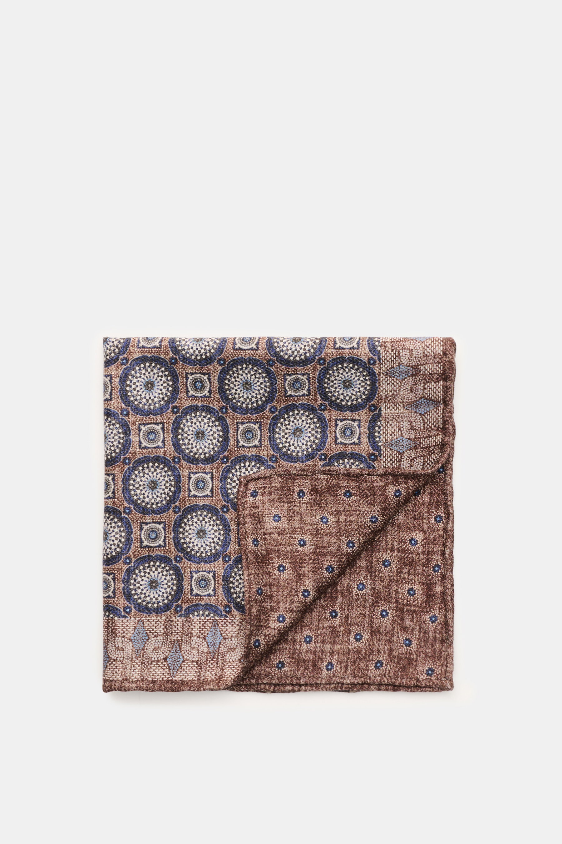 Rosi Collection Seiden-Einstecktuch "Easy" braun/dunkelblau/rauchblau gemustert, reine Seide, weicher Griff, Kachel-Muster, gepunktete Rückseite, rollierte Kanten, Made in Italy, 31x31 cm, von oben fotografiert.