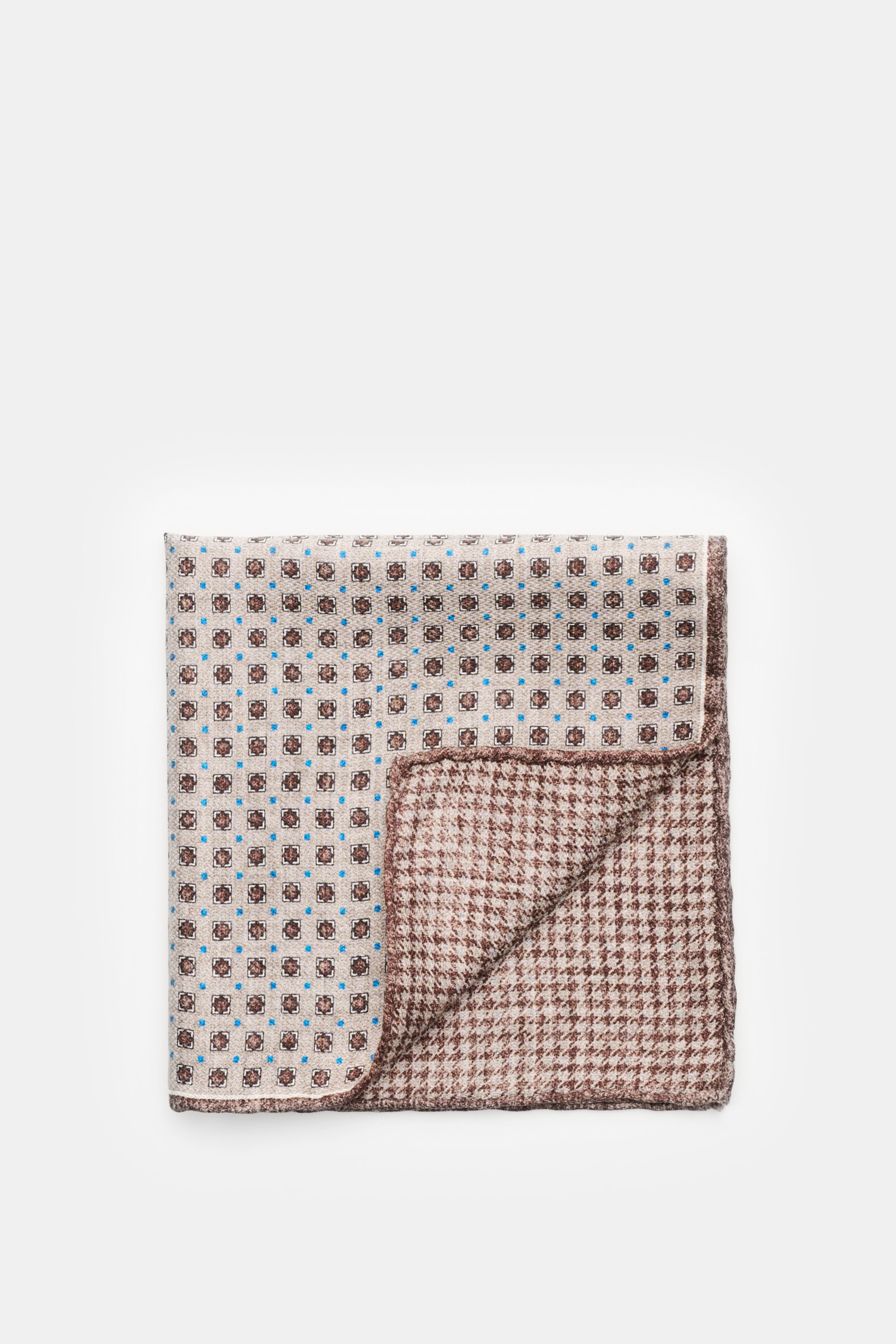 Rosi Collection Einstecktuch "Easy" grau/dunkelbraun/blau gemustert, aus reiner Seide, geometrischer Print, Rückseite Hahnentritt, rollierte Kanten, ca. 31x31 cm, Made in Italy, flach liegend von oben fotografiert.