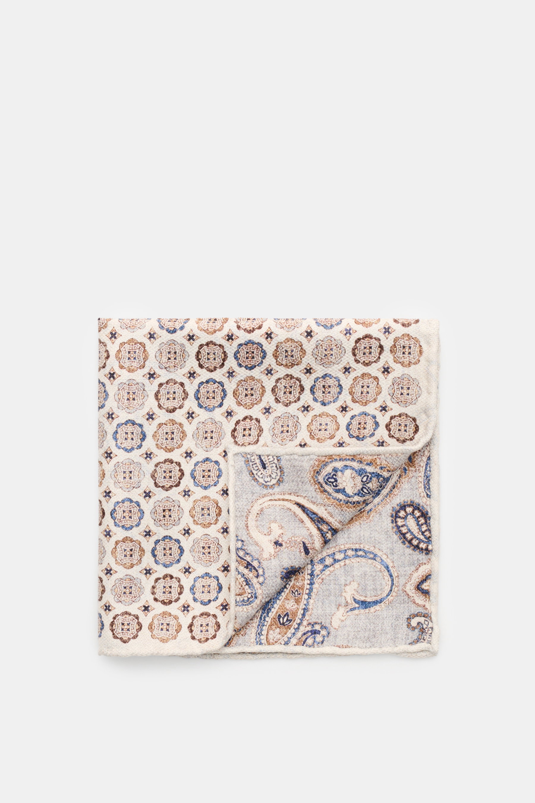 Rosi Collection Seiden-Einstecktuch 'Easy' sand/braun/graublau gemustert, reine Seide, Medaillon-Print, Paisley-Rückseite, handrollierte Kanten, Made in Italy, ca. 30,5x30,5 cm, von oben fotografiert.