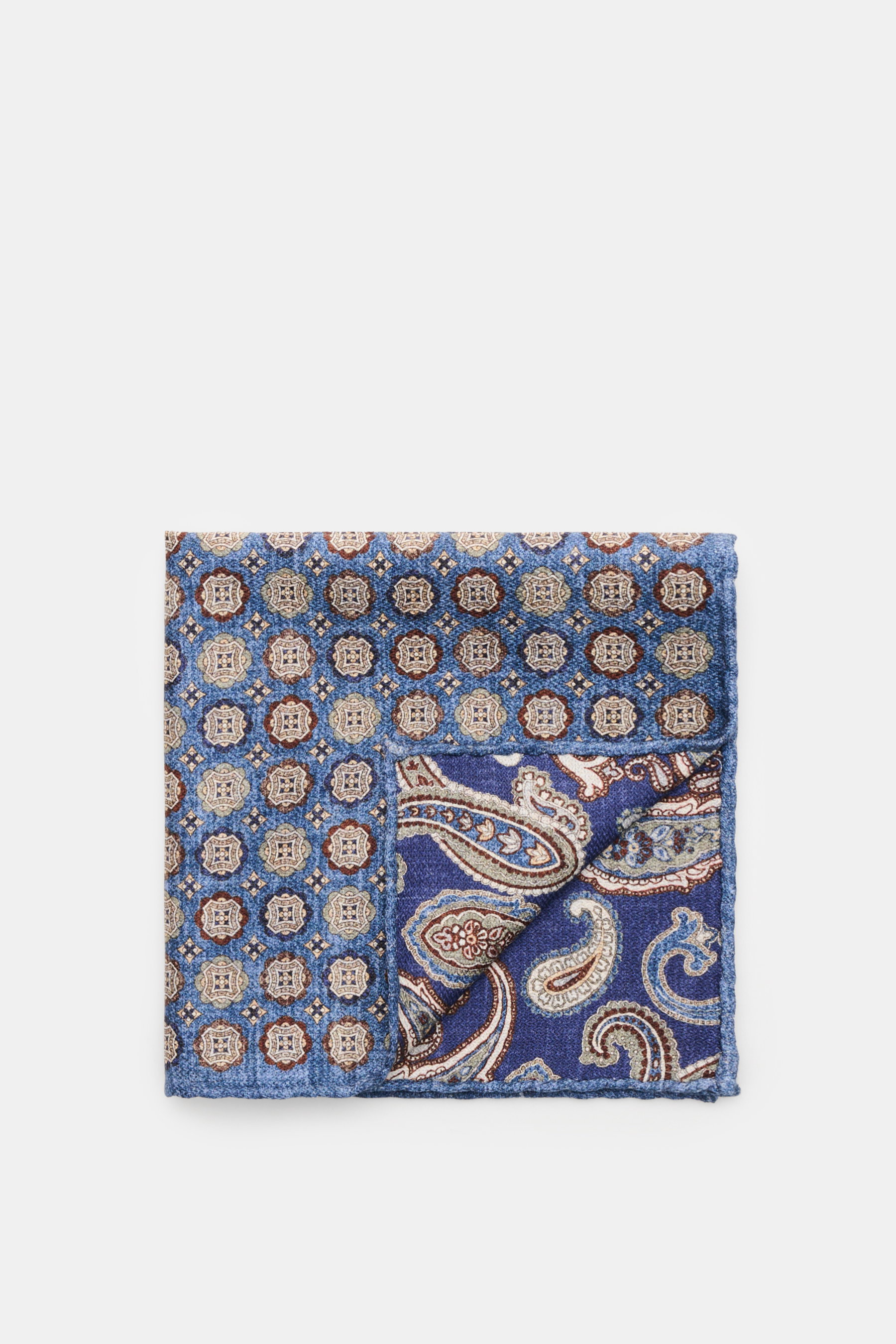 Rosi Collection Seiden-Einstecktuch 'Easy' blau/braun/graugrün gemustert, reine Seide, Medaillon-Print, Paisley-Rückseite, handrolliert, Made in Italy, 30,5x30,5 cm, Draufsicht.