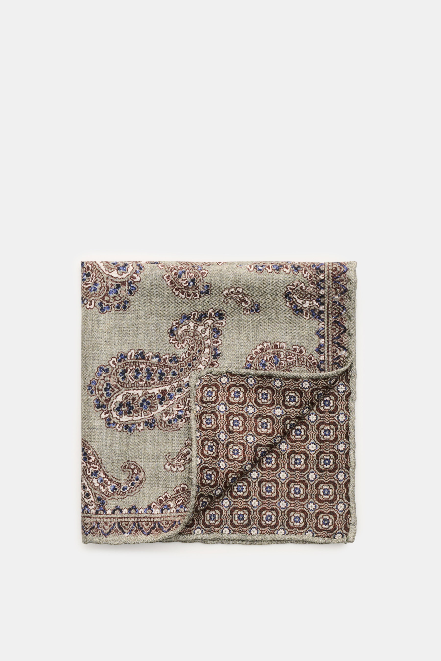 Rosi Collection Seiden-Einstecktuch 'Easy' graugrün/dunkelbraun/dunkelblau gemustert, reine Seide, Paisley-Muster, Rückseite Kachel-Muster, rollierte Kanten, Maßen 31x31 cm, Made in Italy, Aufnahme von oben.