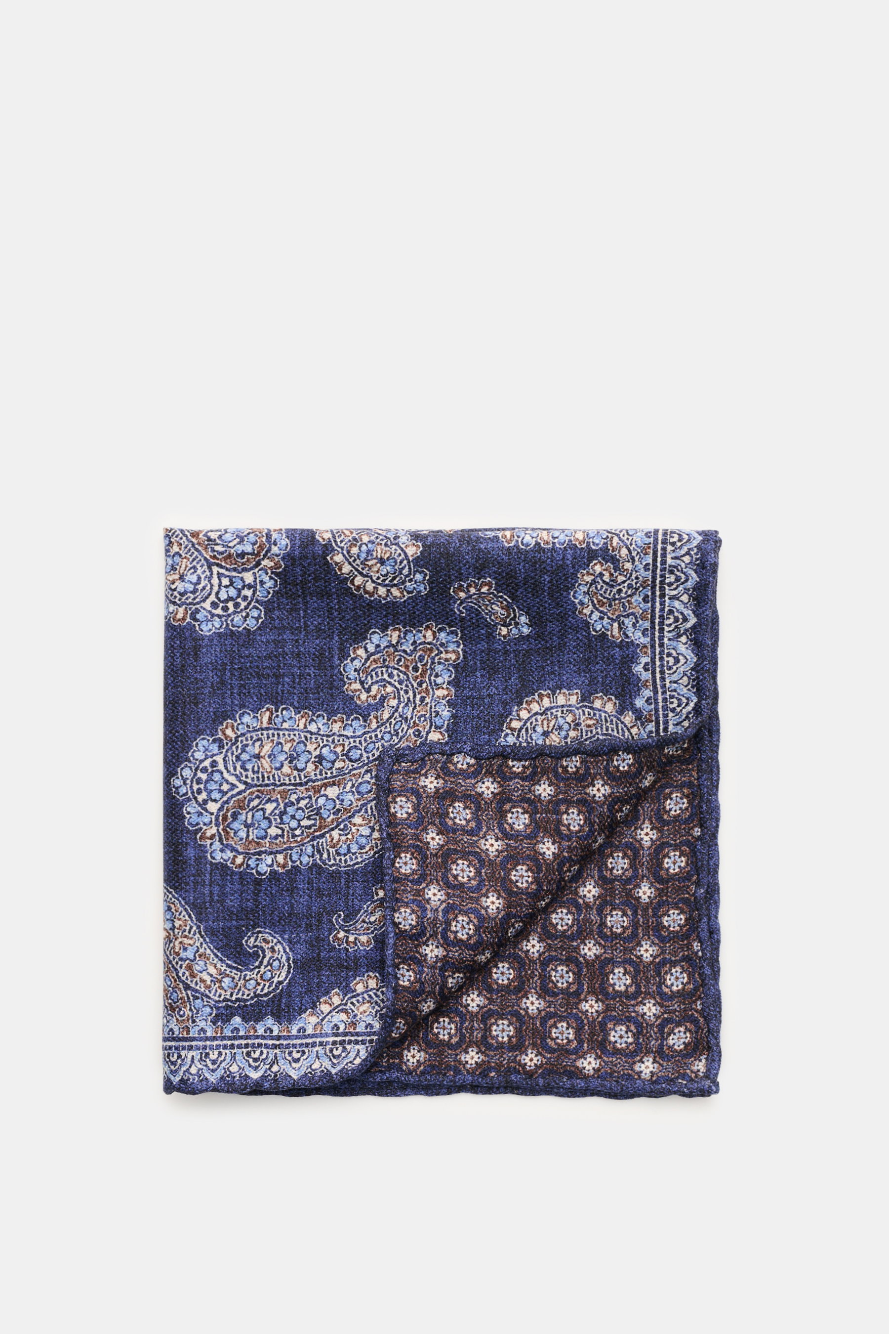 Rosi Collection Seiden-Einstecktuch "Easy" dunkelblau/dunkelbraun/hellblau gemustert, reine Seide, Paisley-Muster mit Borte, Rückseite Kachel-Muster, rollierte Kanten, soft, 31x31 cm, Made in Italy, frontal flach fotografiert.