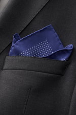 Close-up view of a Tom Ford Seiden-Einstecktuch dunkelblau/weiß gepunktet made of pure silk with a smooth feel, small white dots, rolled edges, and a subtle TOM FORD print, elegantly folded in the breast pocket of a black jacket.

Description: <p>Dieses E