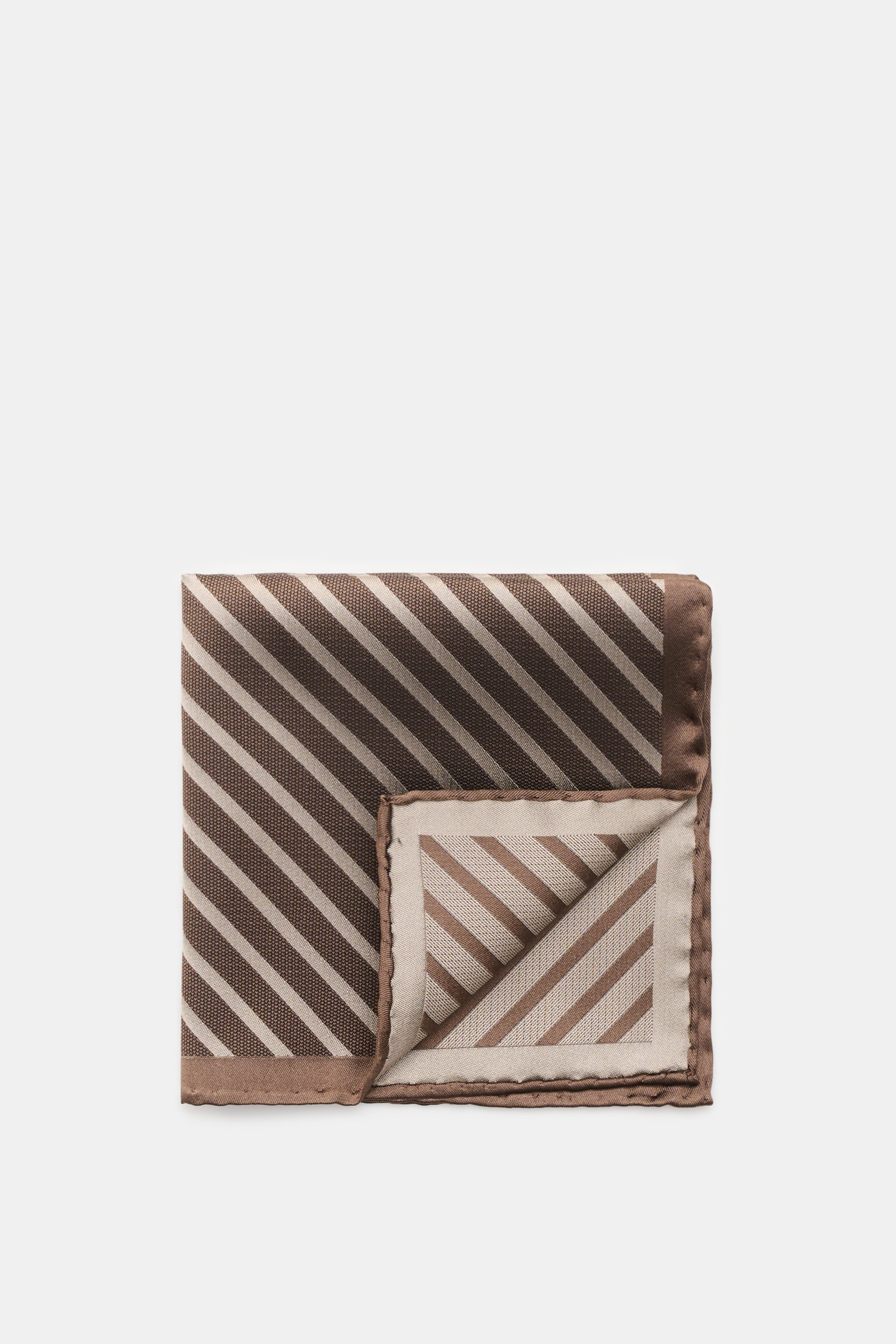 Brunello Cucinelli Seiden-Einstecktuch dunkelbraun/taupe gestreift, reine Seide, geschmeidiger Griff, handrollierte Kanten, Made in Italy, ca. 35x35 cm, von oben fotografiert.