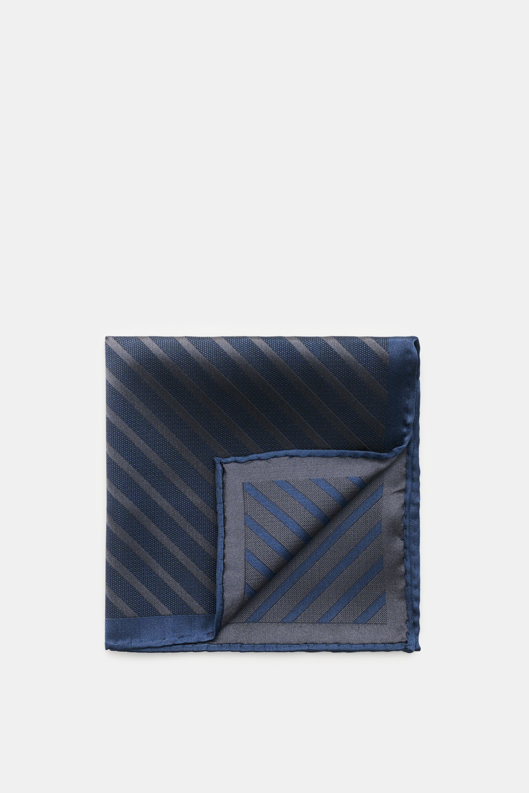 Brunello Cucinelli Seiden-Einstecktuch navy/dunkelgrau gestreift, aus reiner Seide, geschmeidiger Griff, handrollierte Kanten, Made in Italy, ca. 35x35 cm, Draufsicht.