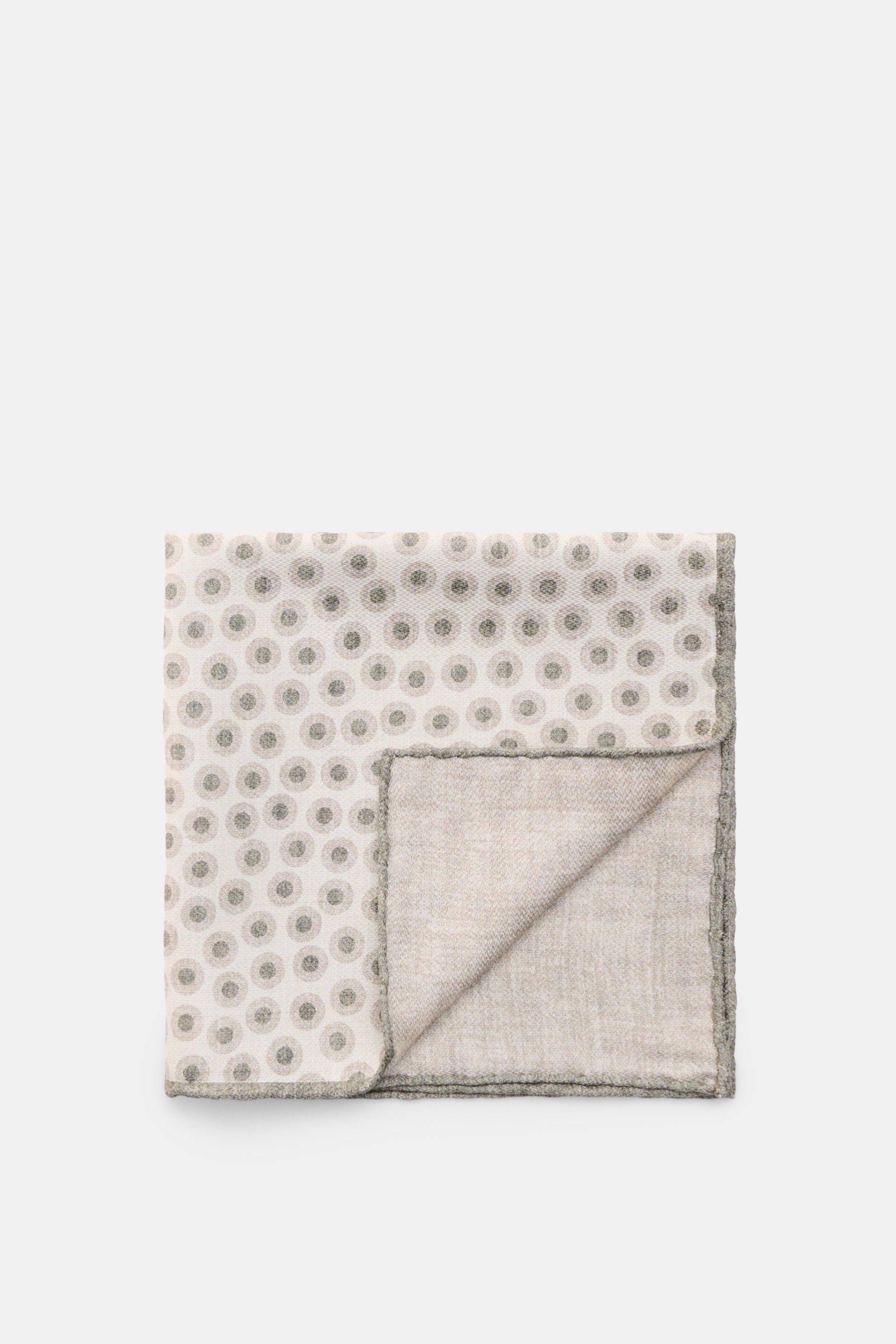 Brunello Cucinelli Seiden-Einstecktuch graugrün/creme gepunktet, reine Seide, geschmeidiger Griff, Punktemuster, handrollierte Kanten, Made in Italy, ca. 35x35 cm, von oben fotografiert.