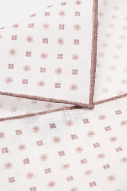 Nahaufnahme aus schräger Perspektive des Rosi Collection Leinen-Einstecktuchs "Fox" weiß/braun gemustert mit floralem Print, reines Leinen, weicher Griff, rollierte Kanten, Made in Italy, Maße 31,5x31,5 cm.