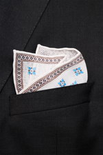 Rosi Collection Leinen-Einstecktuch 'Fox' weiß/blau/braun gemustert, floraler Print mit Borte, weicher Griff, reines Leinen, rollierte Kanten, Made in Italy, 31x31 cm, von oben fotografiert in dunkler Sakkotasche.