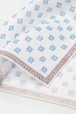 Nahaufnahme aus schräger Perspektive des Rosi Collection Leinen-Einstecktuchs 'Fox' weiß/blau/braun gemustert mit floralem Print, Borte, rollierten Kanten, weichem Griff, reines Leinen, Made in Italy, Maße: 31x31 cm.