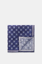 Rosi Collection Leinen-Einstecktuch 'Fox' dunkelblau/hellblau/weiß gemustert, reines Leinen, weicher Griff, floraler Print mit Borte, rollierte Kanten, Made in Italy, 31x31 cm, von oben fotografiert.
