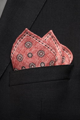 Alt tag (125 characters):
Close-up front view of Rosi Collection Pocket square 'Joy' light red/white/black patterned in a black jacket pocket, folded stylishly.

Detailed description:
<p>Elegant and eye-catching: With its floral pattern in a retro design,