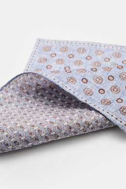 Rosi Collection Einstecktuch 'Joy' rauchblau/weiß/dunkelbraun gemustert, florales Retro-Muster, Seide/Leinen, rollierte Kanten, Vorder-/Rückseite, Nahaufnahme schräg von oben.