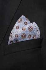 Rosi Collection Einstecktuch 'Joy' rauchblau/weiß/dunkelbraun gemustert, florales Retro-Muster, Seide-Leinen, rollierte Kanten, Detailaufnahme im Sakko-Revers.