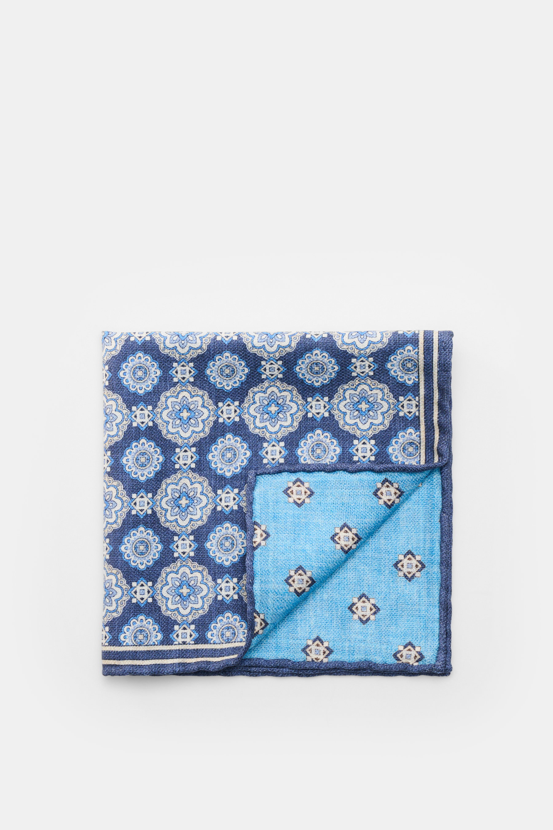 Rosi Collection Seiden-Einstecktuch "Easy" dunkelblau/blau/creme gemustert, reine Seide, Medaillon-Print, weiche Haptik, rollierte Kanten, Made in Italy, 31x31 cm, von oben fotografiert.