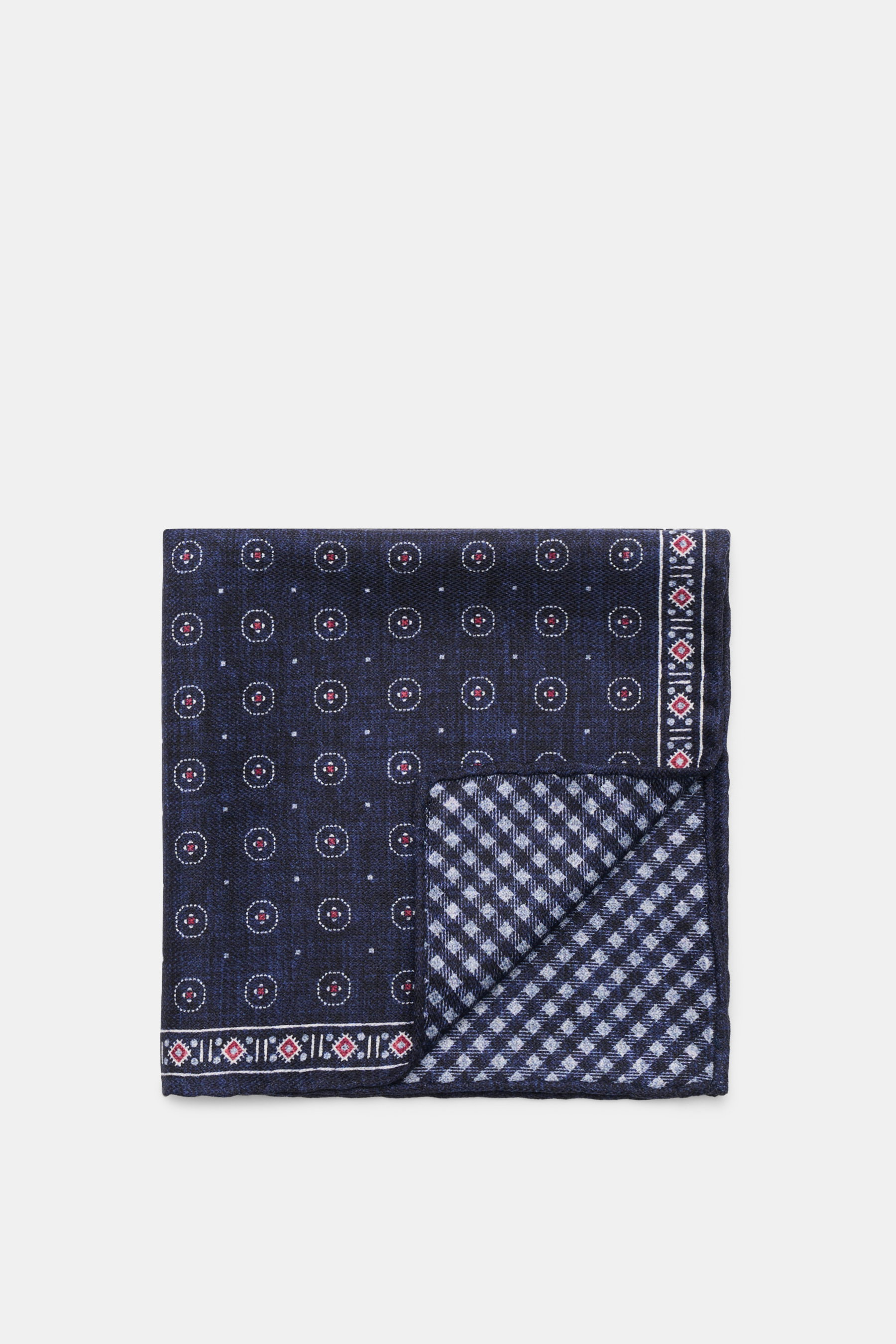 Brunello Cucinelli Seiden-Einstecktuch navy/weiß/rot gemustert, von oben fotografiert, aus reiner Seide mit grafischem Print, handrollierte Kanten.