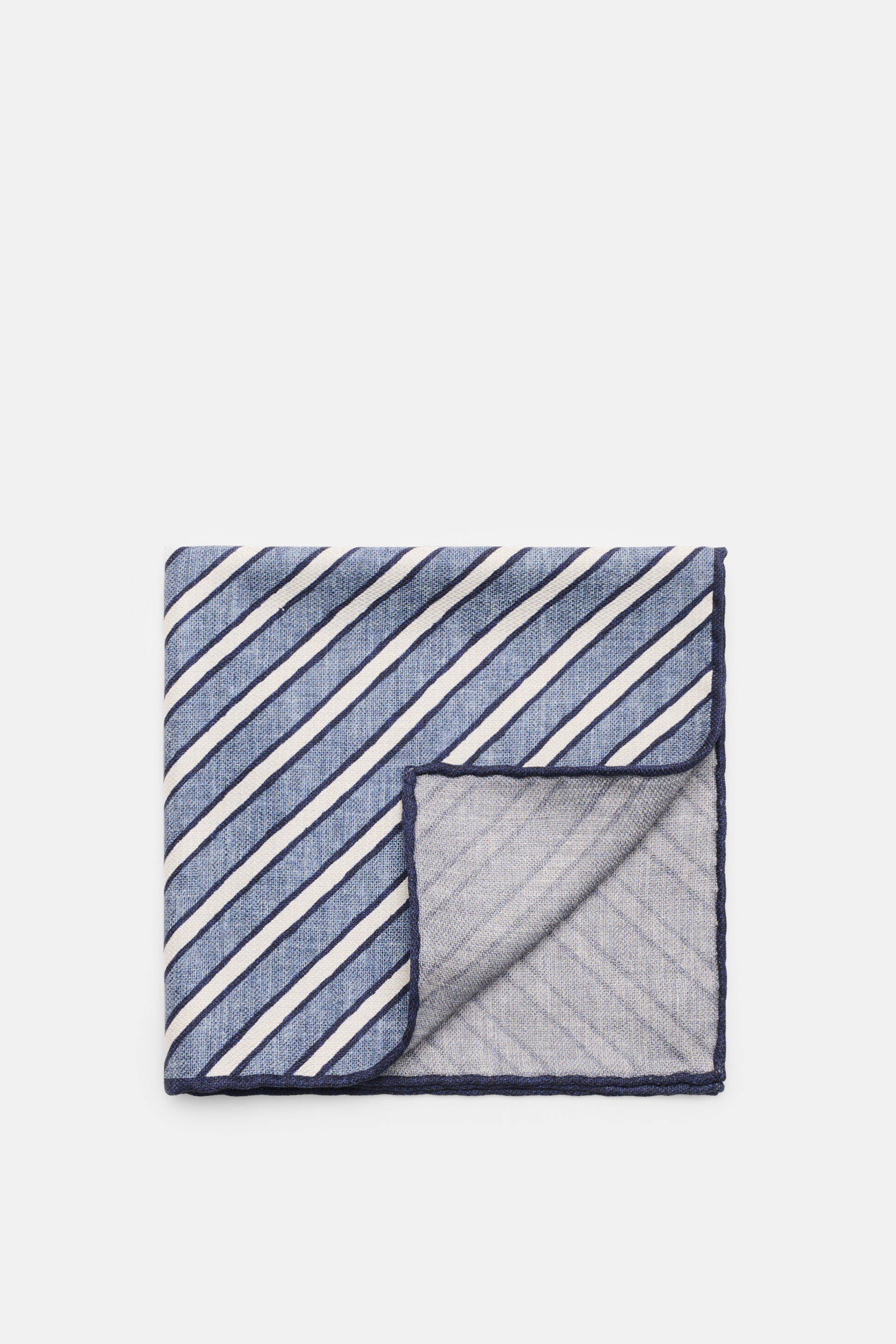 Brunello Cucinelli Seiden-Einstecktuch graublau/hellgrau/navy gestreift, reine Seide, handrollierte Kanten, liegend von oben fotografiert.