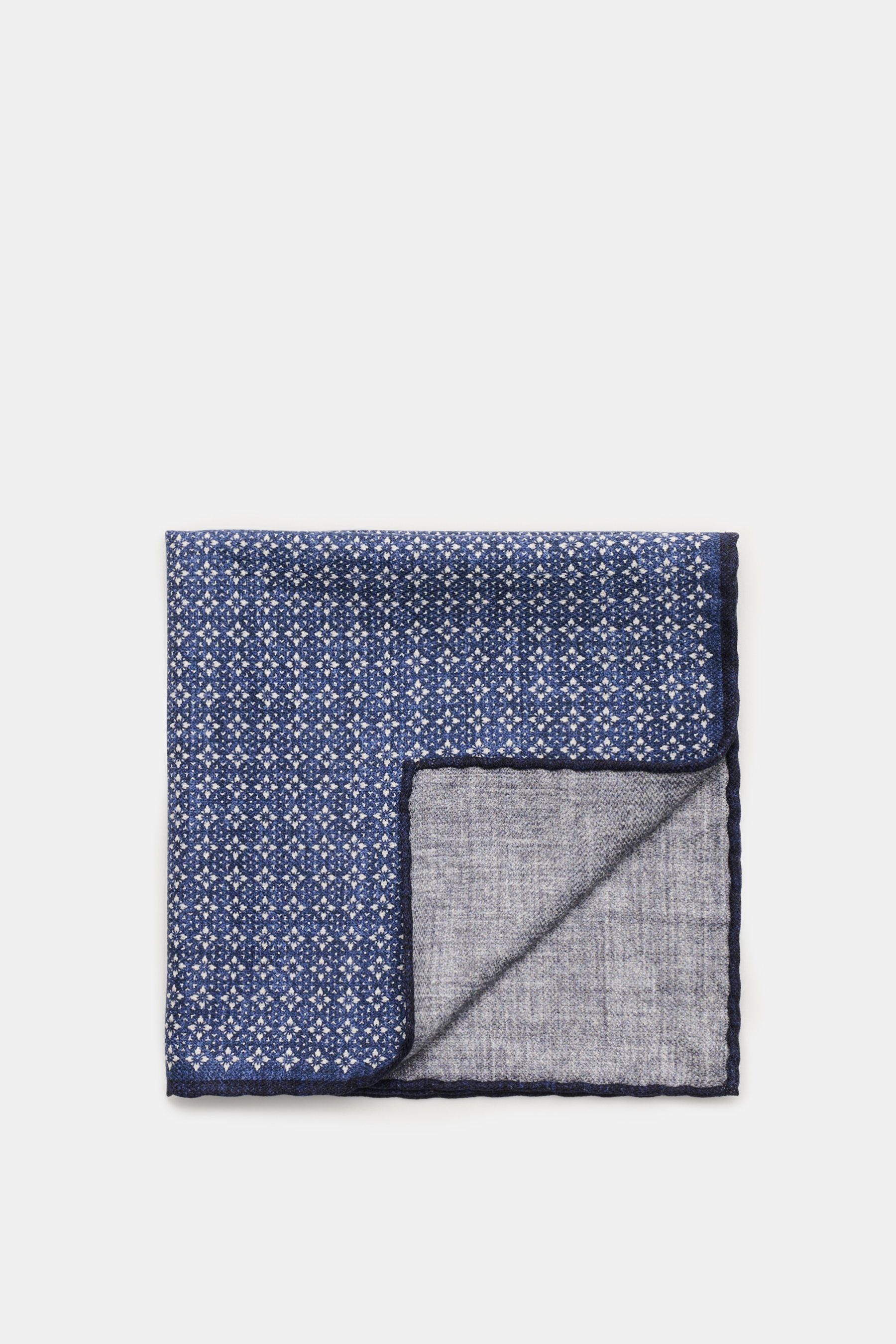 Brunello Cucinelli Seiden-Einstecktuch dunkelblau/grau gemustert, floral, handrollierte Kanten, reine Seide, ca. 35x35 cm, Made in Italy, flach liegend von oben fotografiert.