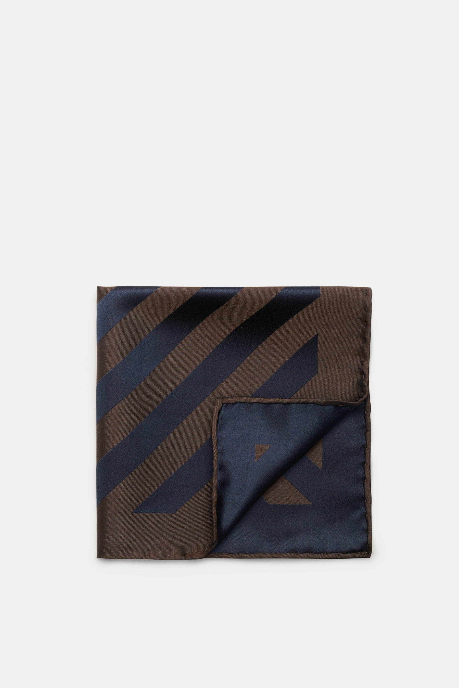 Brunello Cucinelli Seiden-Einstecktuch dunkelbraun/dark navy gestreift, aus reiner Seide mit edlem Streifenmuster, rollierten Kanten, glatt, quadratisch, flach liegend, von oben fotografiert.