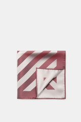 Folded Brunello Cucinelli Seiden-Einstecktuch bordeaux/silbergrau gestreift pocket square with diagonal stripe pattern and rolled edges, front top view.

<p>Eleganter Akzent: Das Einstecktuch aus reiner Seide von BRUNELLO CUCINELLI überzeugt mit seinem ed