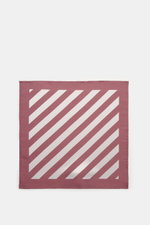Top-down view of Brunello Cucinelli Seiden-Einstecktuch bordeaux/silbergrau gestreift with elegant diagonal stripes, smooth silk, and rolled edges.

Additional description:
<p>Eleganter Akzent: Das Einstecktuch aus reiner Seide von BRUNELLO CUCINELLI über