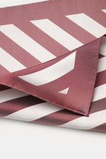 Brunello Cucinelli Seiden-Einstecktuch bordeaux/silbergrau gestreift shown from a close-up angle, highlighting its smooth silk texture, elegant striped pattern, and finely rolled edges.

<p>Eleganter Akzent: Das Einstecktuch aus reiner Seide von BRUNELLO 