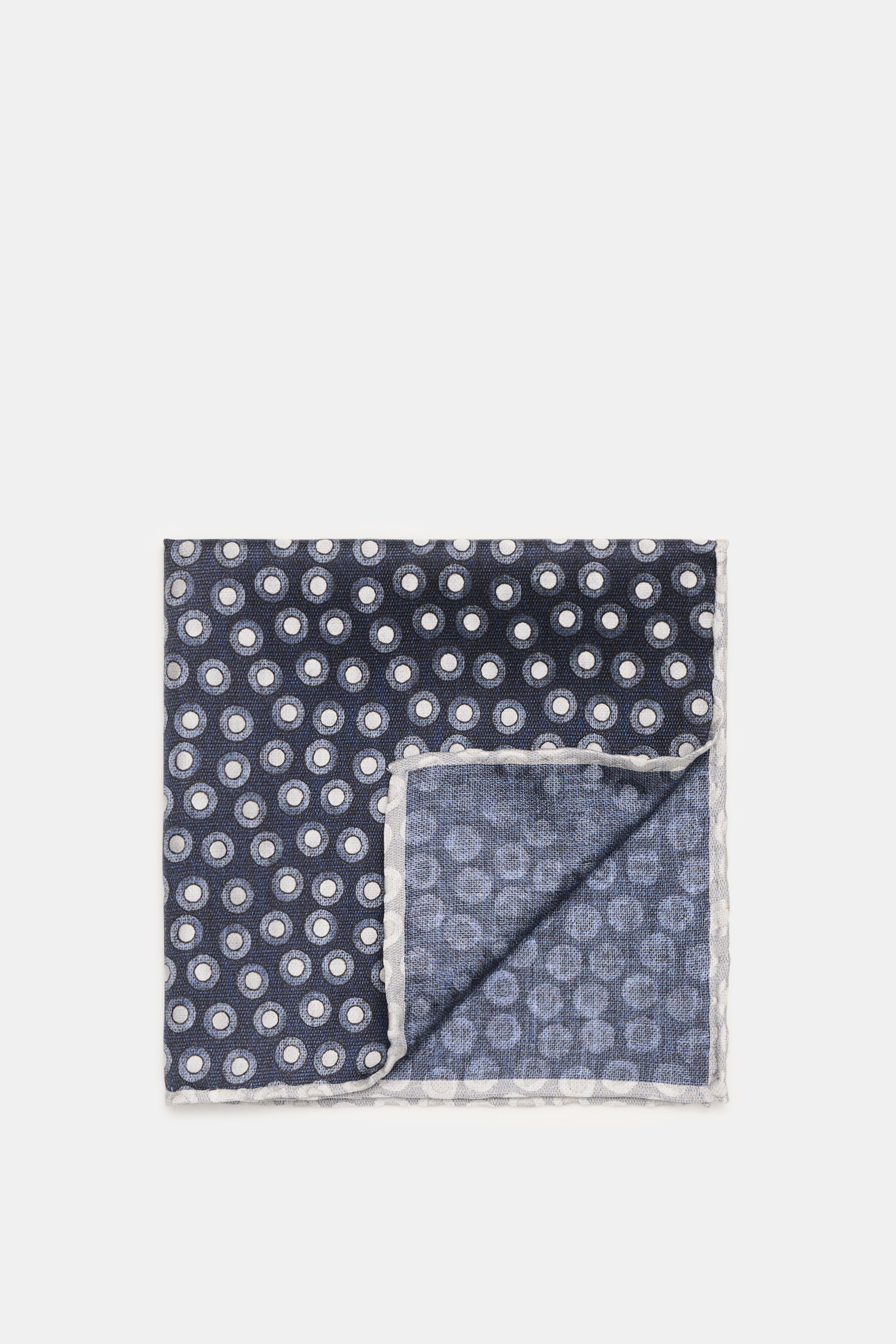 Alt tag (125 characters max):  
Brunello Cucinelli Silk Pocket Square navy/grey-blue dotted, front view, pure silk, smooth touch, rolled edges, 35x35 cm, Made in Italy.

Additional description for reference:  
<p>Subtle elegance for style-conscious appear