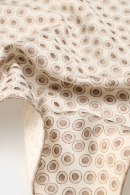 Close-up top view of the finely dotted Brunello Cucinelli Silk Pocket Square sand/beige dotted, showcasing smooth pure silk with rolled edges.

<p>Subtle elegance for style-conscious appearances: With this finely dotted pocket square, BRUNELLO CUCINELLI o