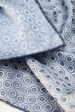 Brunello Cucinelli Silk Pocket Square smoky blue/grey blue dotted, close-up from above showing pure silk fabric, smooth touch, dotted pattern, rolled edges.

<p>Subtle elegance for style-conscious appearances: With this finely dotted pocket square, BRUNEL