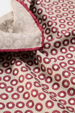 Brunello Cucinelli Seiden-Einstecktuch beige/bordeaux gepunktet, fein gepunktet, rollierte Kanten, reine Seide, Detailaufnahme schräg von oben, Made in Italy.